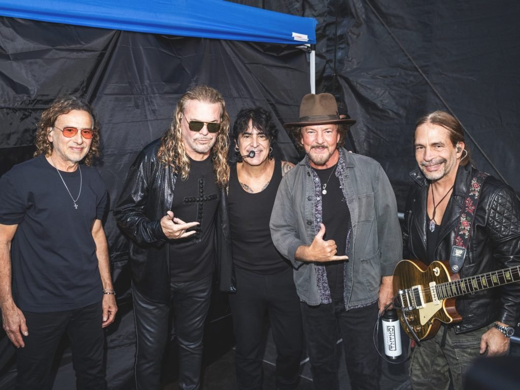 Eddie Vedder presenta a Maná en Ohana Fest, haciendo historia como la única banda de rock latino en encabezar el festival en sus 10 años de historia